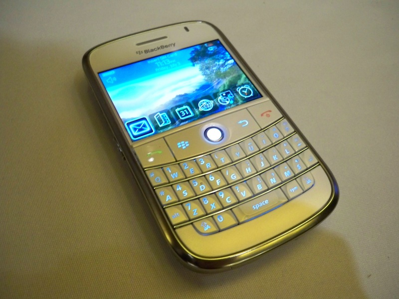 Illustration for article titled BlackBerry Bold Debuts in Soft, Virginal White